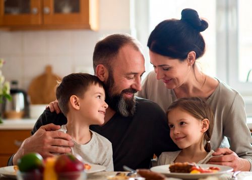 Счастливая семья из родителей и двоих детей