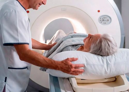 Пожилая женщина проходит МРТ